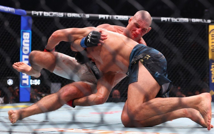 多宝体育app下载-送车臣狼王生涯首败!UFC328中量级冠军战:斯特里克兰爆冷夺冠|奇马耶夫|凯文·加内特|肖恩-斯特里克兰|坎扎特-奇马耶夫|白大拿_新浪体育_新浪新闻